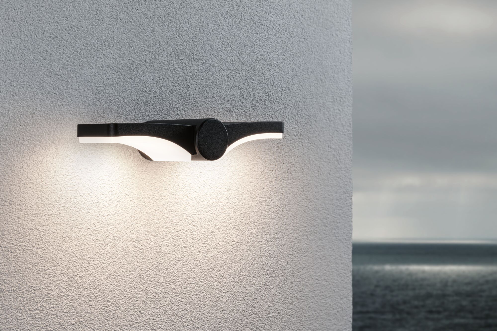 Schwarze LED-Wandleuchte mit weißem Diffusor an Außenwand, modernes Design für Außenbeleuchtung