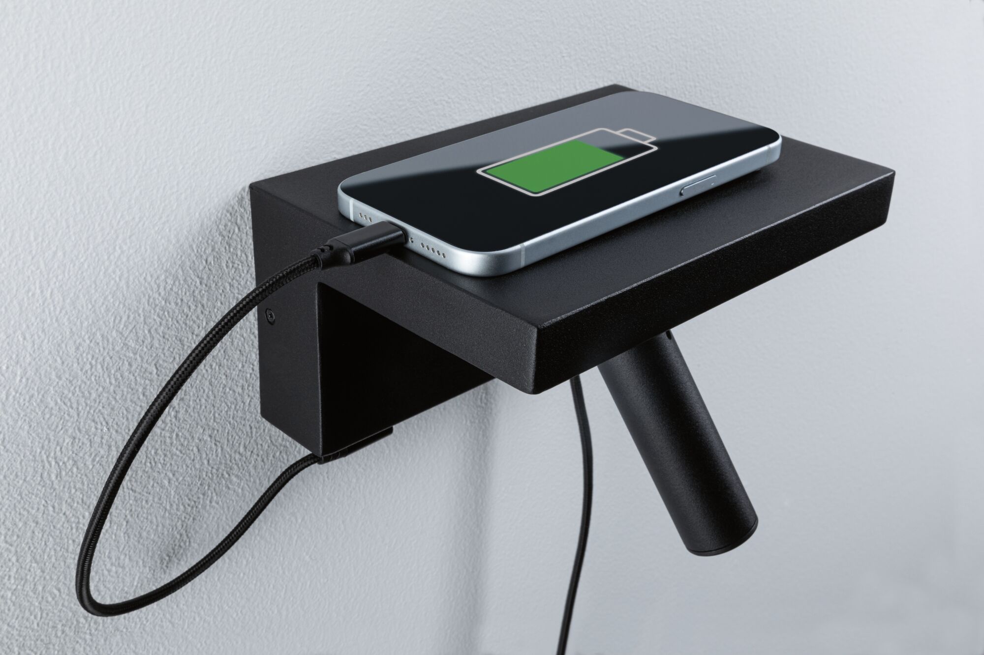 Schwarzes Wandregal aus Metall mit integriertem USB-Ladeanschluss und Smartphone mit grünem Akku-Symbol.