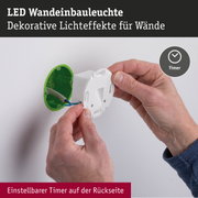 Installation einer weißen LED-Wandeinbauleuchte mit grünem Gehäuse und einstellbarem Timer