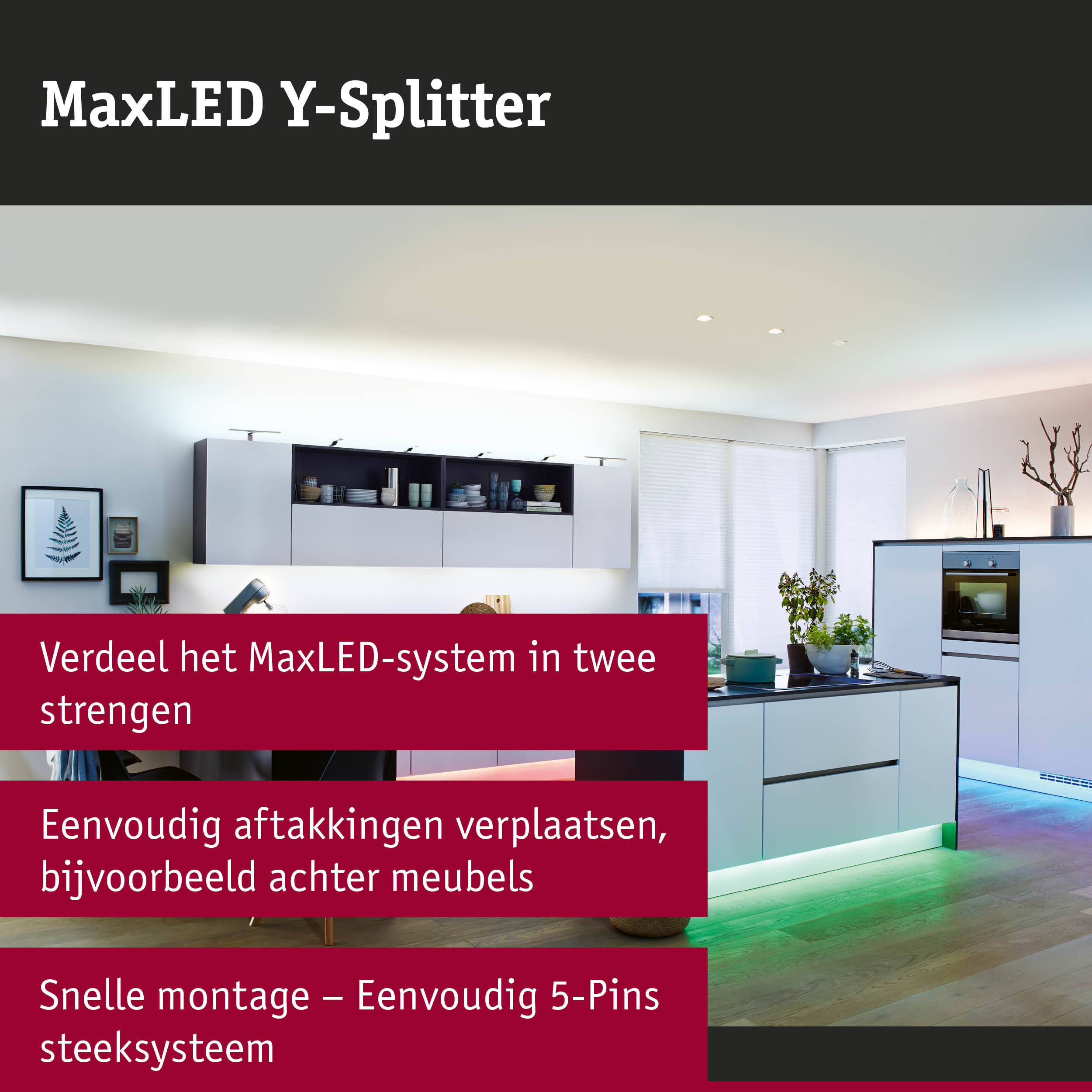 Moderne witte keuken met LED-verlichting onder kasten en groen licht op de vloer