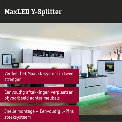 Moderne witte keuken met LED-verlichting onder kasten en groen licht op de vloer