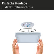 Montage einer quadratischen LED-Deckenleuchte in Silber mit Drehverschluss und Anschlusskabeln