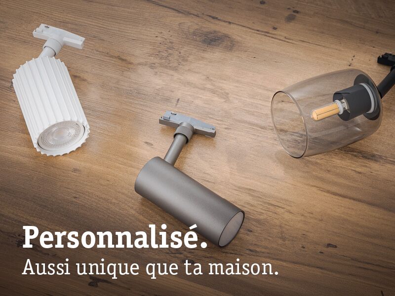 Trois spots LED modernes en blanc, gris et noir sur surface en bois pour éclairage personnalisable