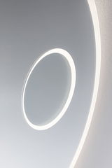 Moderne LED-plafondlamp van wit kunststof met cirkelvormig ontwerp voor woonruimtes.