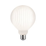 Witte LED-lamp met geribbelde oppervlakte en E27-fitting voor energiezuinige verlichting