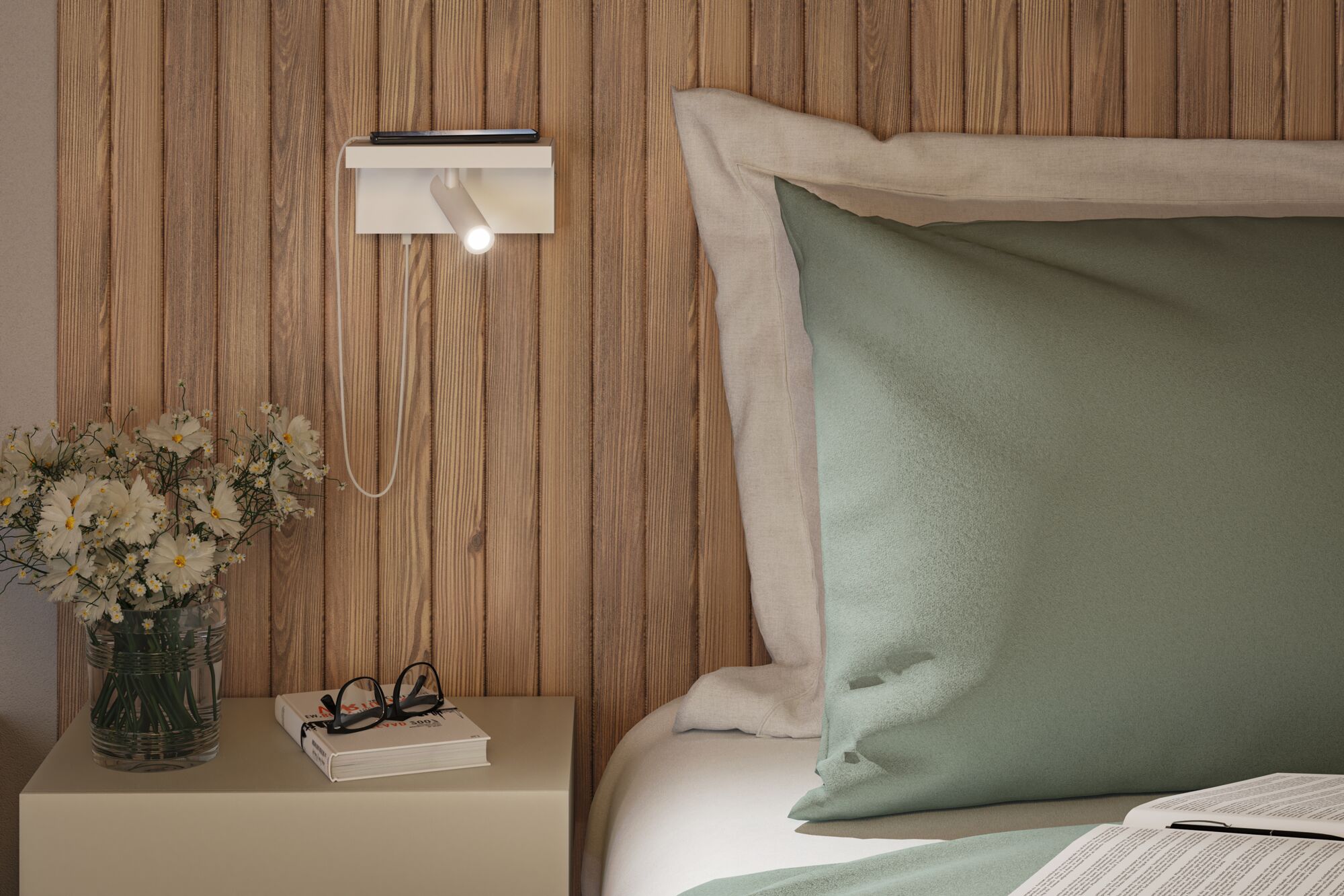 Moderner weißer LED-Wandstrahler an Holzpaneel über Nachttisch mit Buch und Brille im Schlafzimmer