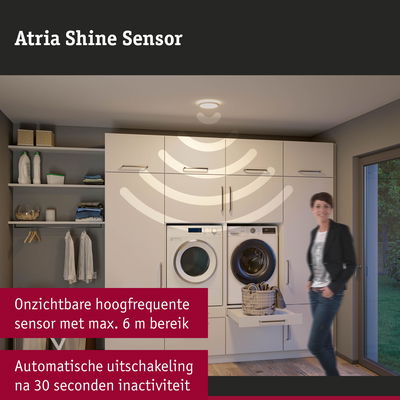 Moderne witte wasmachine en droger in wasruimte met onzichtbare sensor aan het plafond