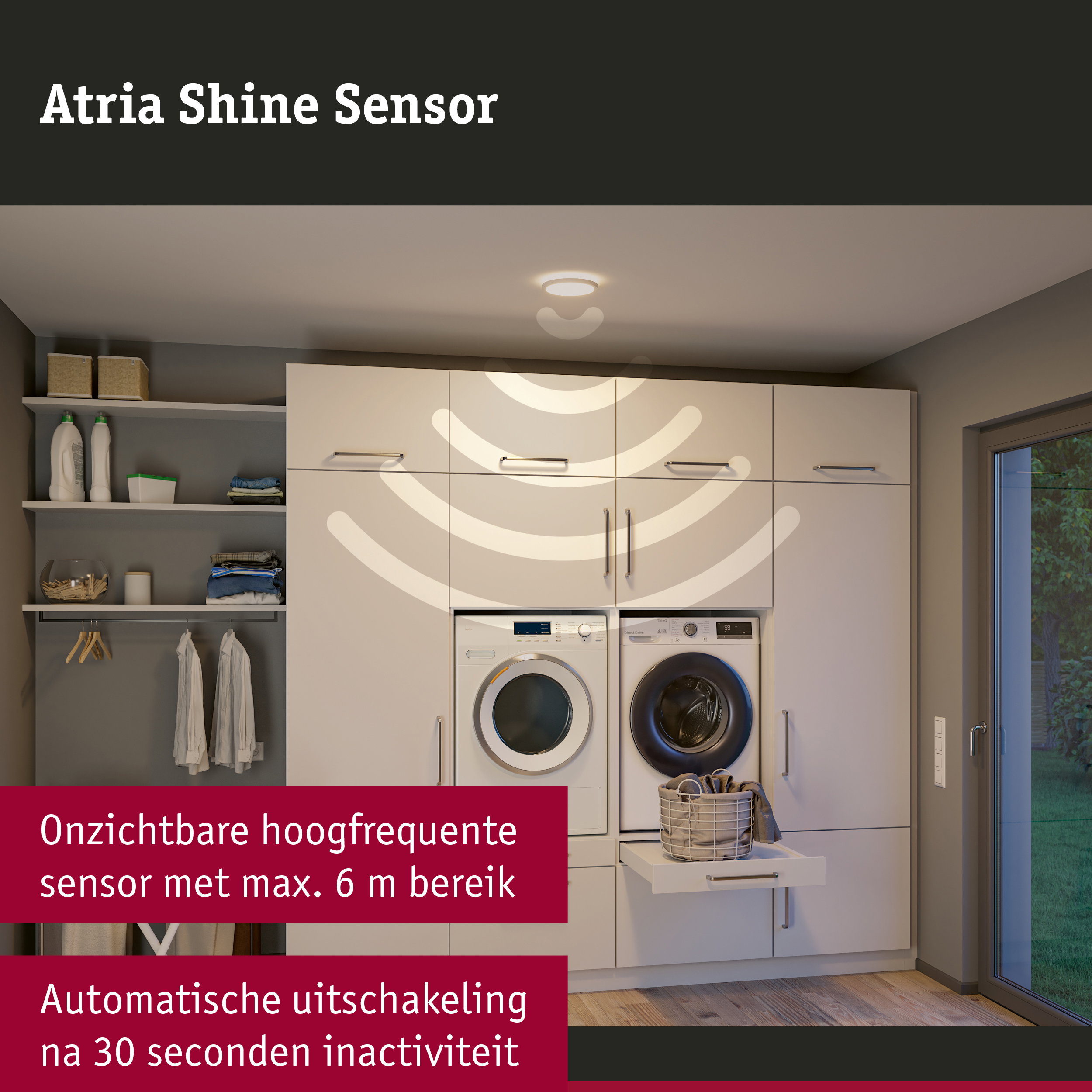 Witte Atria Shine Sensor aan het plafond boven wasmachine en droger in moderne wasruimte