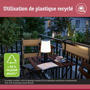 Éclairage de balcon avec lampe en plastique recyclé à plus de 50% et plantes en arrière-plan