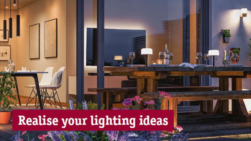 Moderner Außenbereich mit Holzbank, Tisch und stimmungsvoller LED-Beleuchtung für Garten und Terrasse.