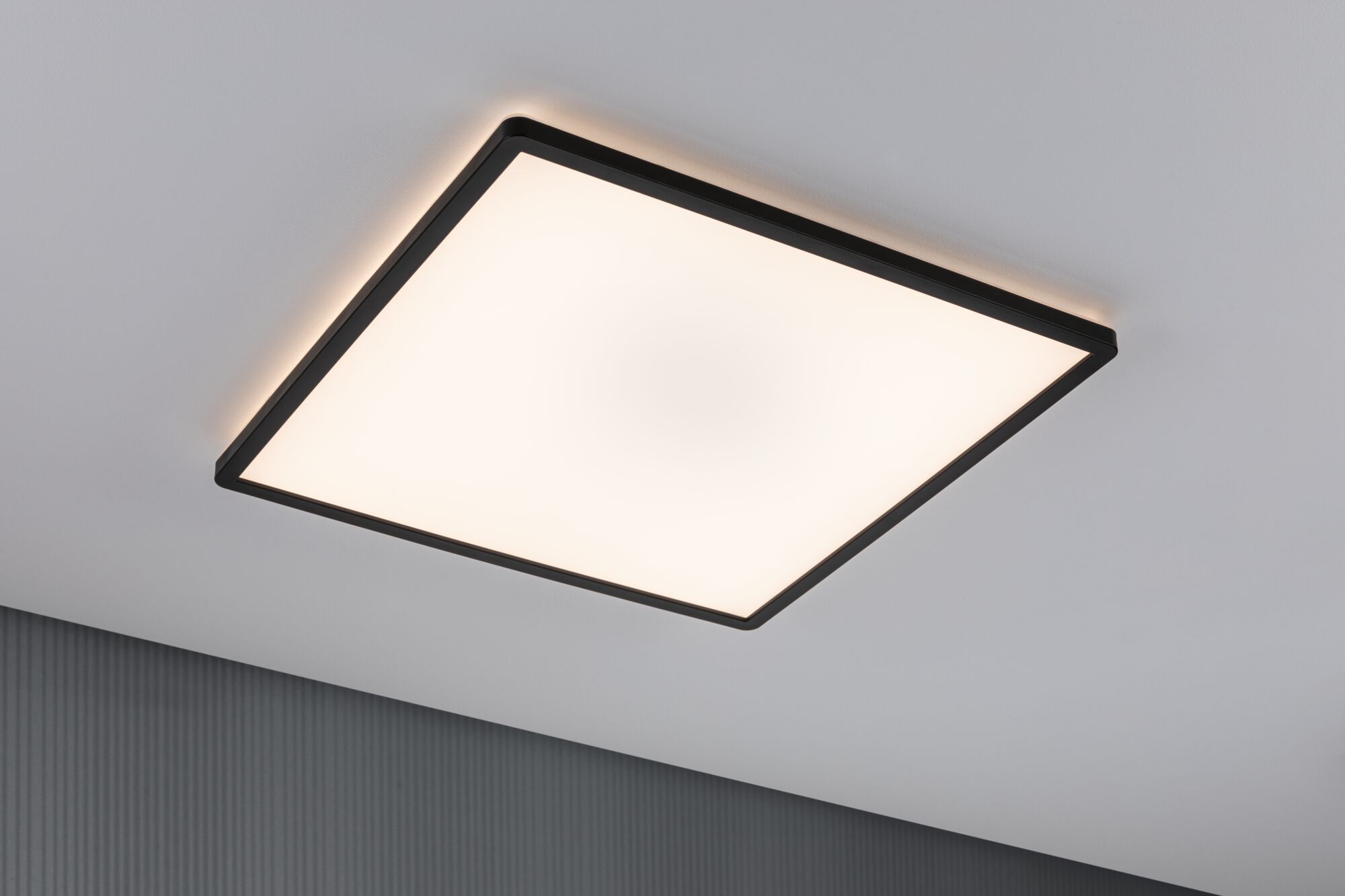 Modernes quadratisches LED-Deckenlicht mit schwarzem Rahmen und warmweißem Licht für Wohnräume