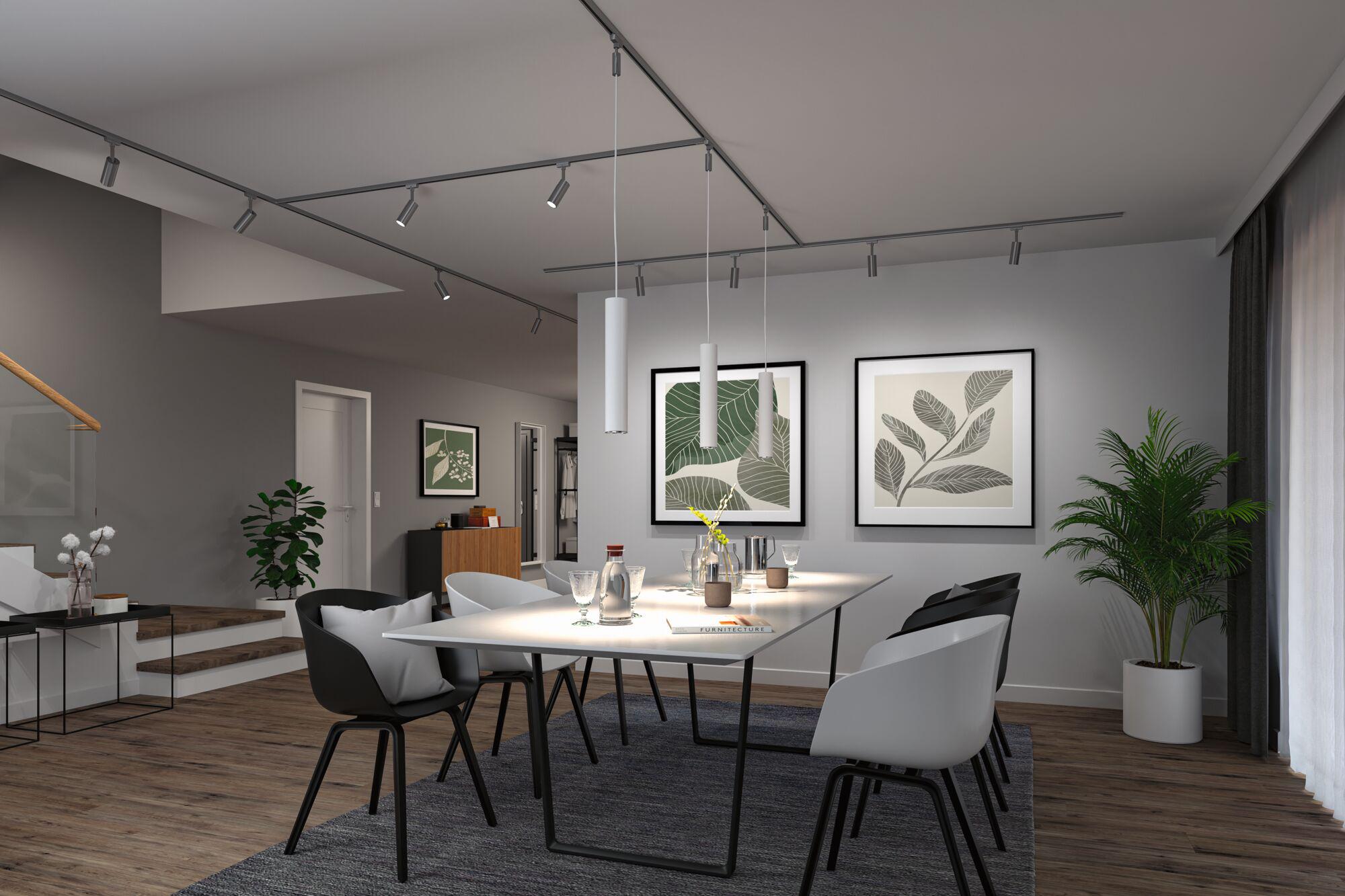 Moderne eetkamer met matte chroom URail spots en witte hanglampen boven de tafel