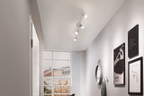 Moderne plafondspot van geborsteld aluminium met vier verstelbare lampen in gang met wanddecoratie.