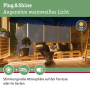 Gemütliche Terrasse mit warmweißem LED-Licht und Holzmöbeln für stimmungsvolle Gartenbeleuchtung