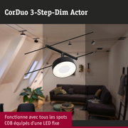 Luminaire LED CorDuo 3-Step-Dim Actor noir sur système de câbles dans un salon moderne