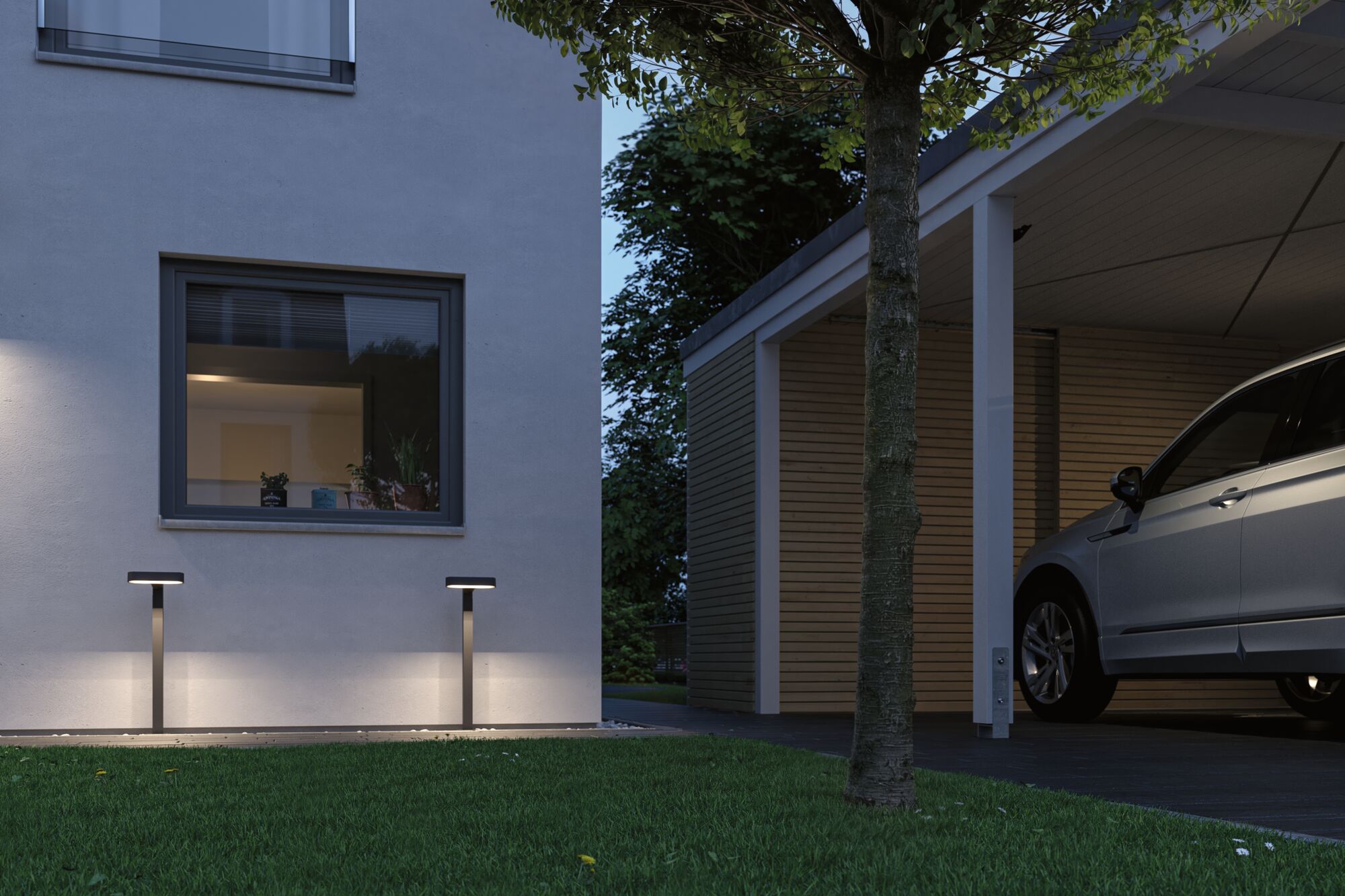 Moderne schwarze LED-Außenleuchten beleuchten Hauswand und Garten mit Baum und Carport in der Dämmerung.