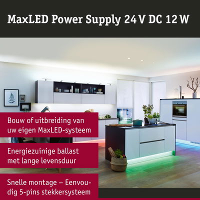 Moderne keuken met LED-verlichting onder eiland en kasten, energiezuinig LED-systeem.