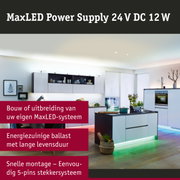 Moderne witte keuken met LED-verlichting en energiezuinig MaxLED-systeem voor woonverlichting
