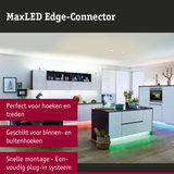 Moderne witte keuken met groene LED-onderbouwverlichting en warm wit plafondlicht