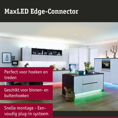 Moderne witte keuken met groene LED-onderbouwverlichting en warm wit plafondlicht