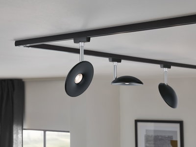 Schwarze LED-Deckenschiene mit drei verstellbaren Leuchten aus Metall für moderne Raumbeleuchtung