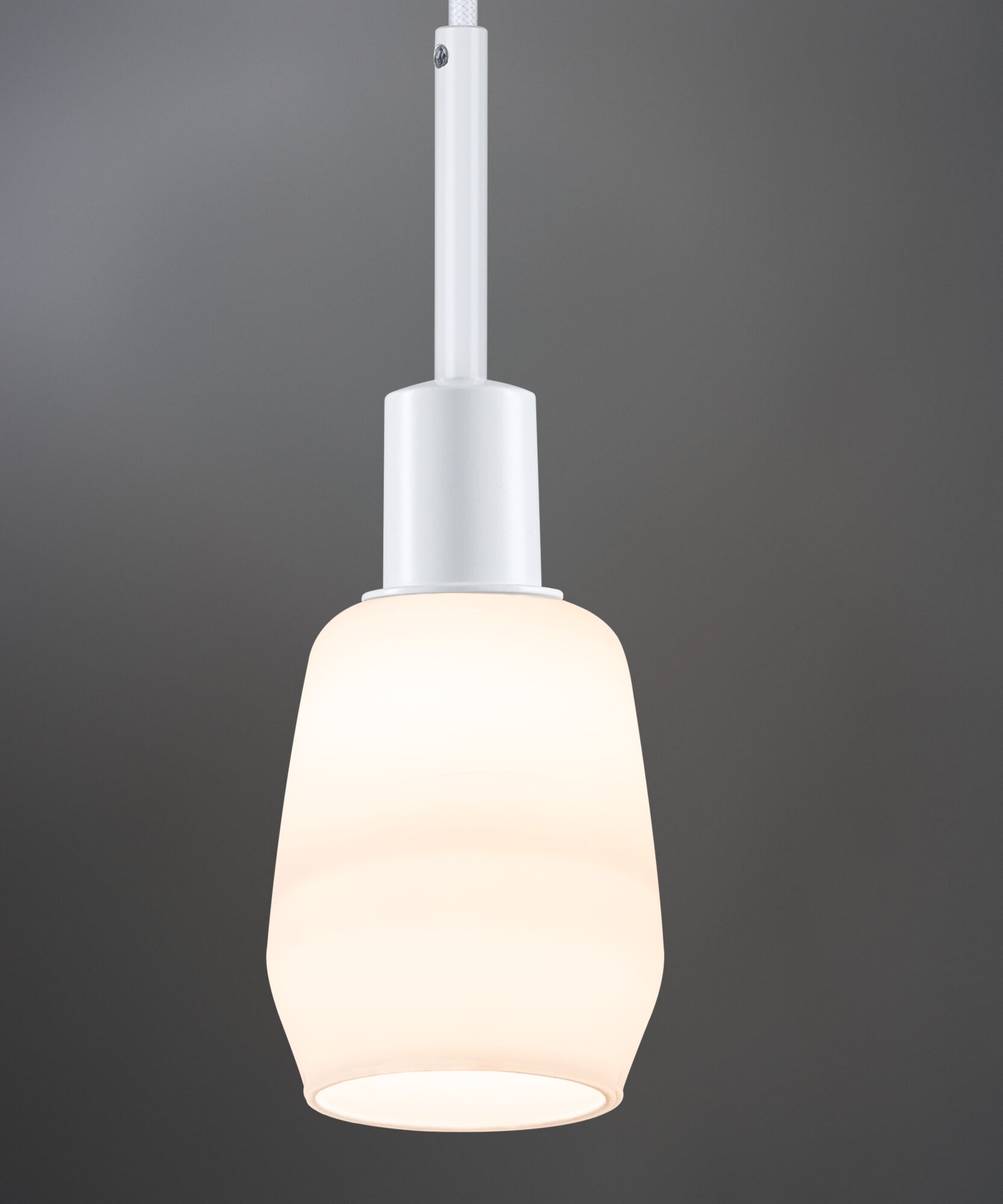 Moderne weiße Pendelleuchte mit opalem Glas und Stoffkabel für stilvolle Innenbeleuchtung