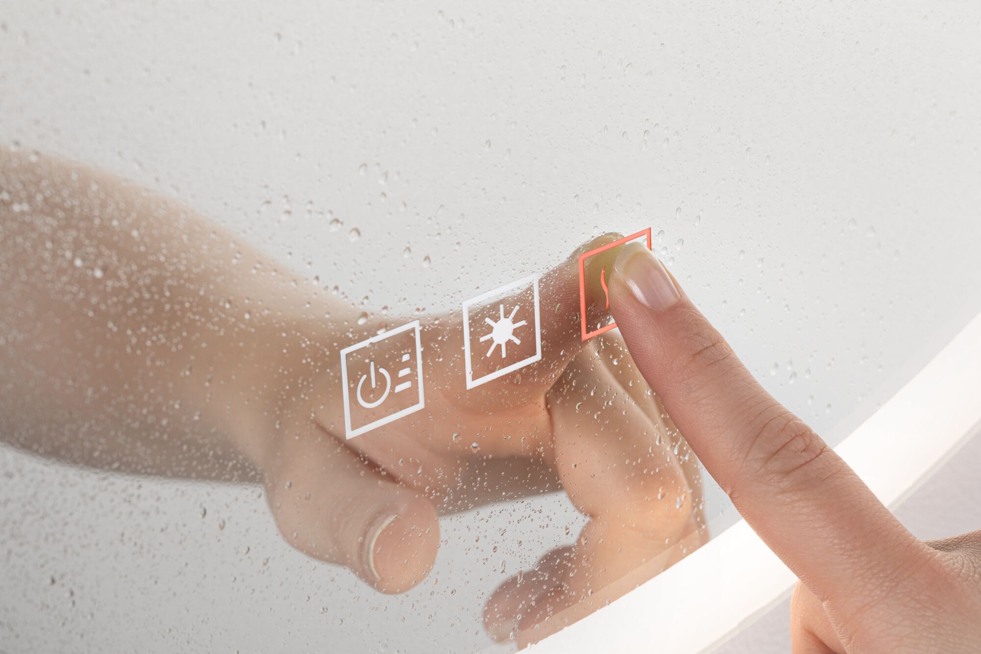 Hand tippt auf feuchtem Touch-Panel mit Lichtsteuerungssymbolen für LED-Beleuchtung