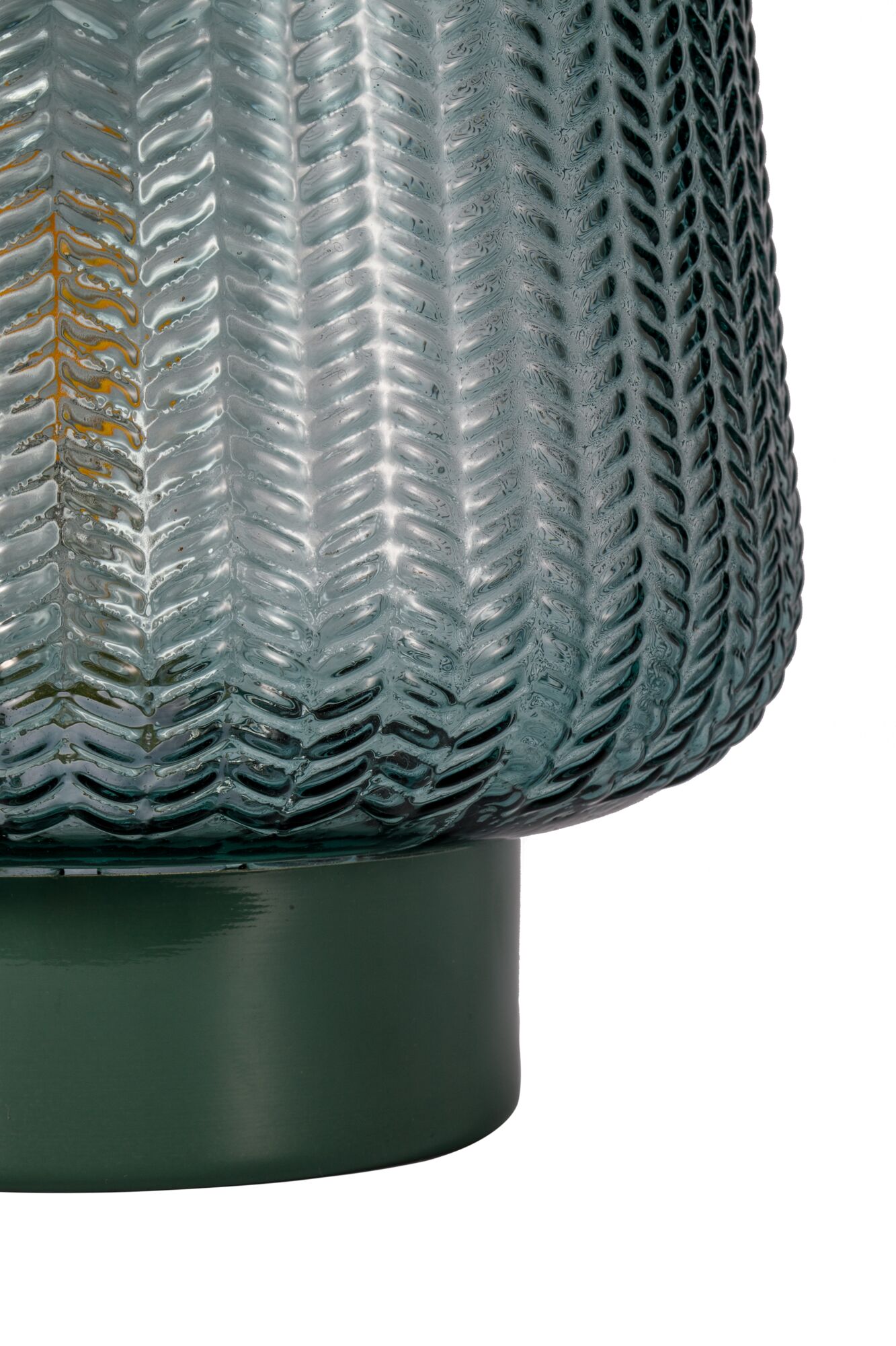 Gros plan sur un abat-jour en verre texturé gris avec base métallique verte pour éclairage intérieur