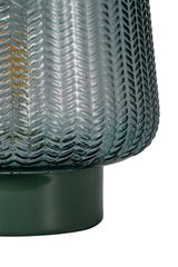 Gros plan sur un abat-jour en verre texturé gris avec base métallique verte pour éclairage intérieur