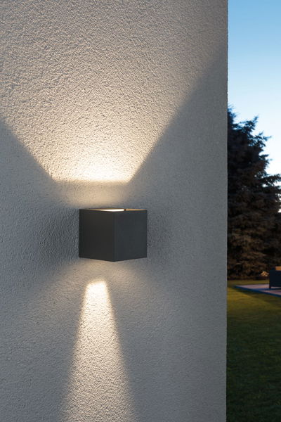Moderner schwarzer Aluminium-Wandstrahler mit warmweißem Licht nach oben und unten für Außenbereiche