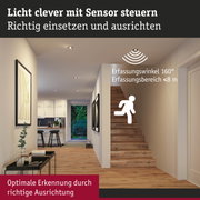 Moderner Flur mit Holztreppe und Deckenstrahlern mit Sensorsteuerung für optimales Licht