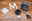 FlexLED 3D set met 5m warmwitte LED-strip, adapter, afstandsbediening en handleiding op houten tafel.