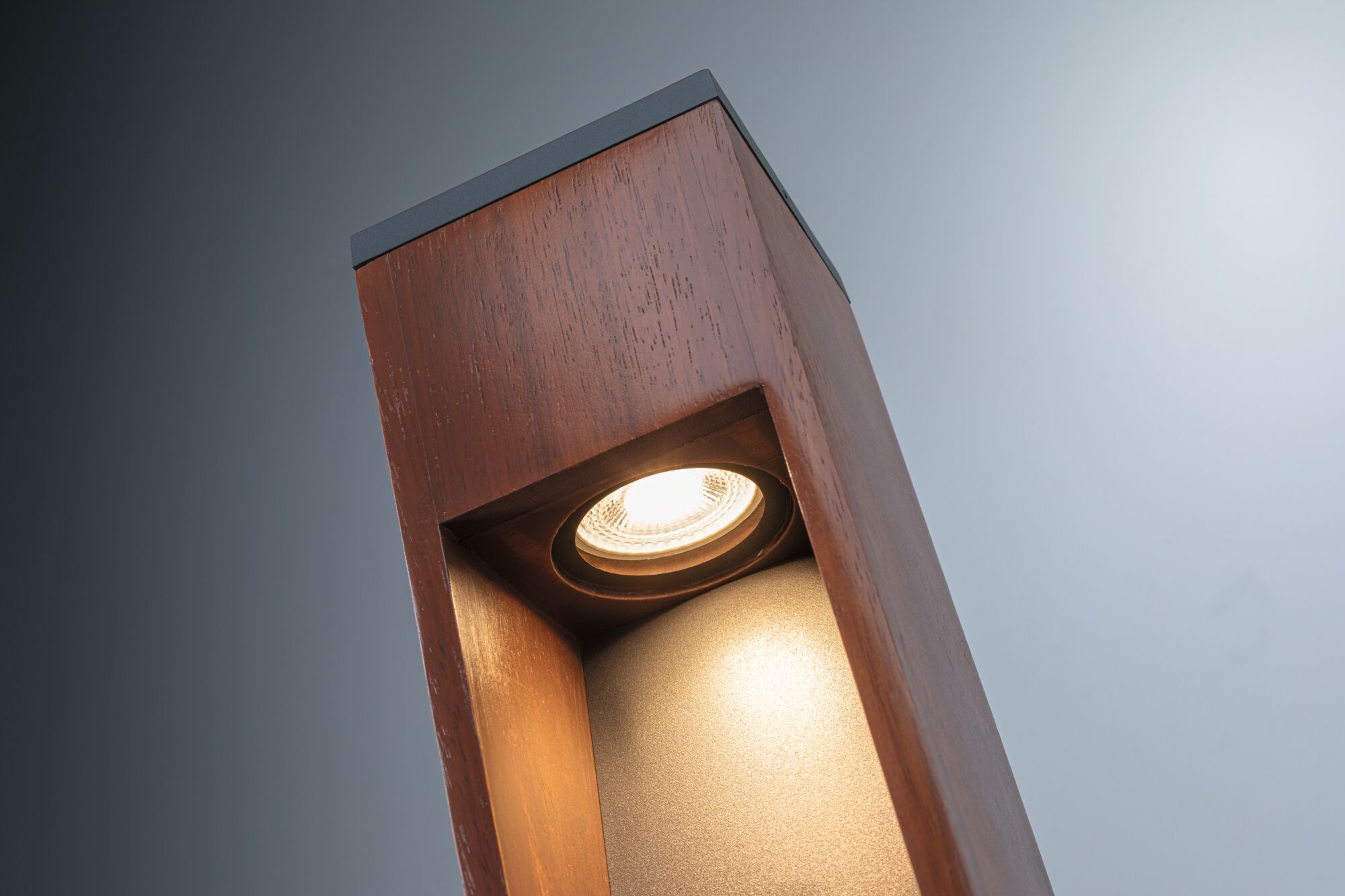 Moderner Außenwandleuchter aus Holz mit integriertem warmweißem LED-Strahler für Gartenbeleuchtung