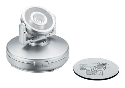 Projecteur LED argenté avec base ronde et patin adhésif amovible pour montage flexible et accents lumineux