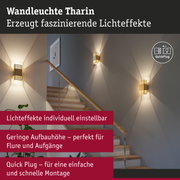 Wandleuchte Tharin aus goldfarbenem Metall mit faszinierenden Lichteffekten an Treppenwand