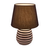 Bordlampe med brun stofskærm og stribet keramisk fod i brun og hvid til opholdsrum