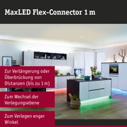 Moderne Küche mit weißen Schränken und LED-Beleuchtung unter der Kücheninsel und Schränken