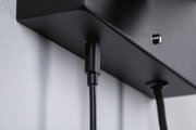 Schwarzes Kabel mit Stecker an mattschwarzem Metallgehäuse für LED-Beleuchtungssysteme.