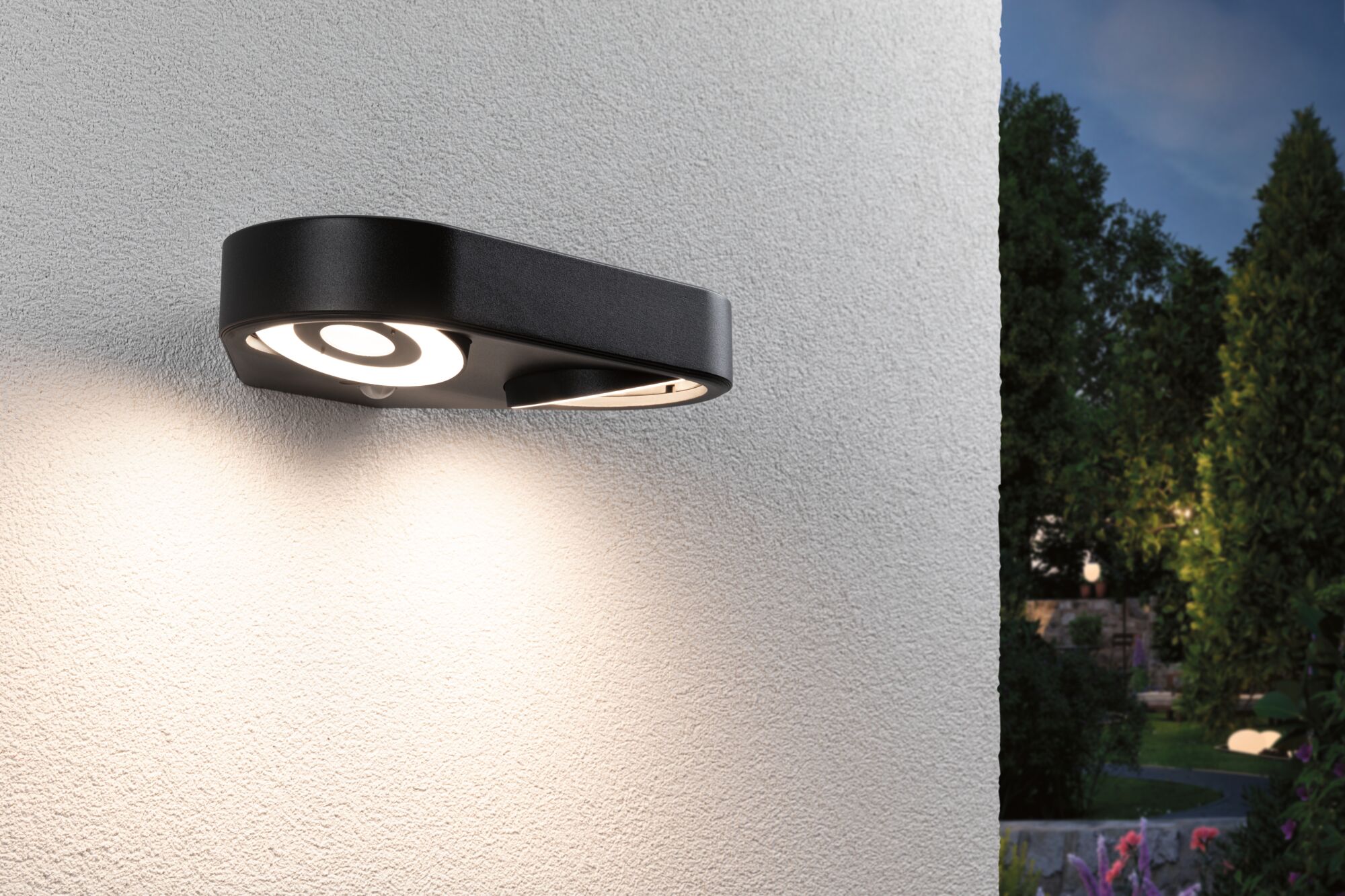 Applique murale extérieure LED noire en métal avec design circulaire, éclairage moderne pour jardin.