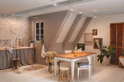 Moderne Küche mit Holzarbeitsplatte, grauem Vorhang und weißem Kabel-Seilsystem mit LED-Deckenleuchten