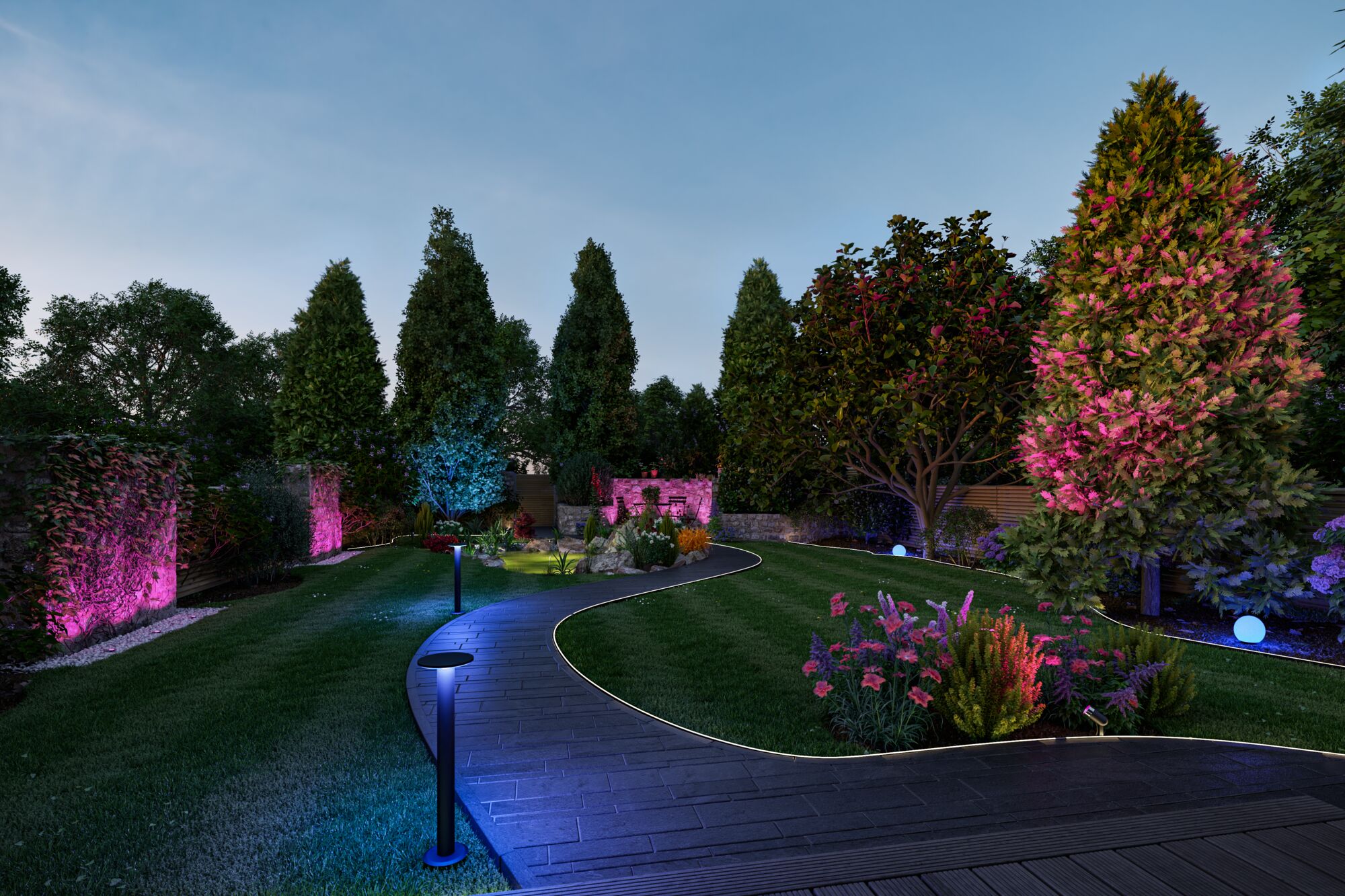 Allée de jardin éclairée par des LED bleues et projecteurs colorés mettant en valeur plantes et arbres extérieurs.