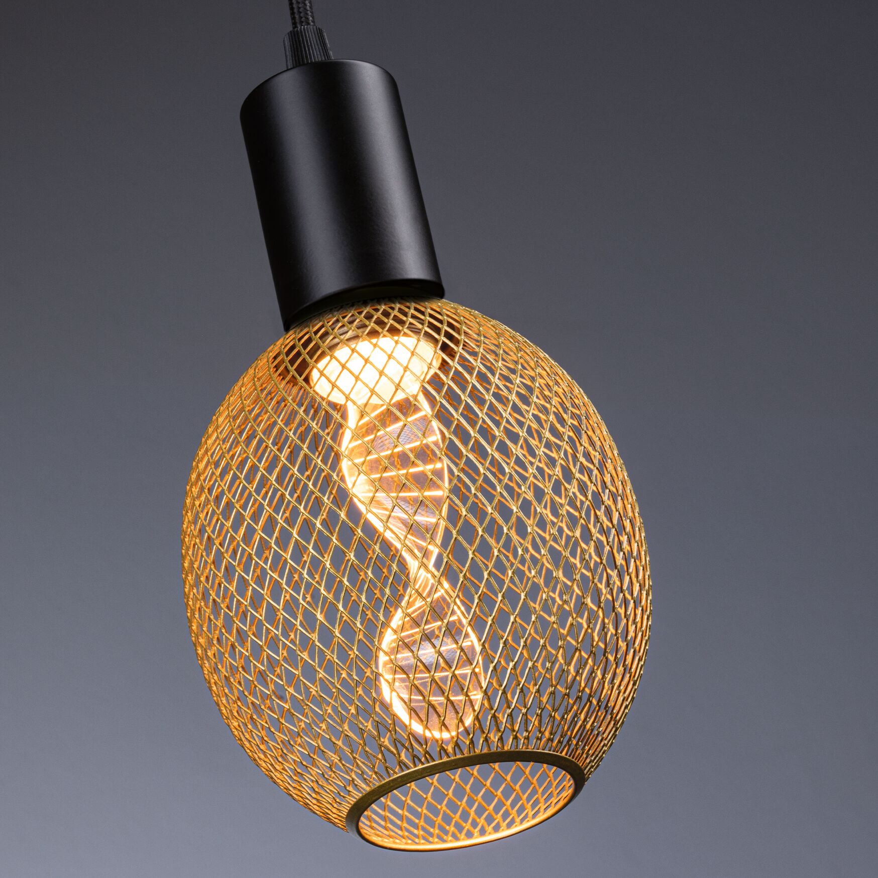 Suspension moderne avec tête en métal noir et abat-jour en treillis doré, ampoule LED visible