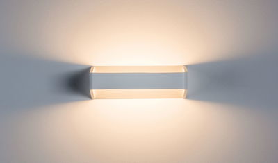 Moderne witte metalen LED-wandlamp met warm wit licht en decoratief lichteffect