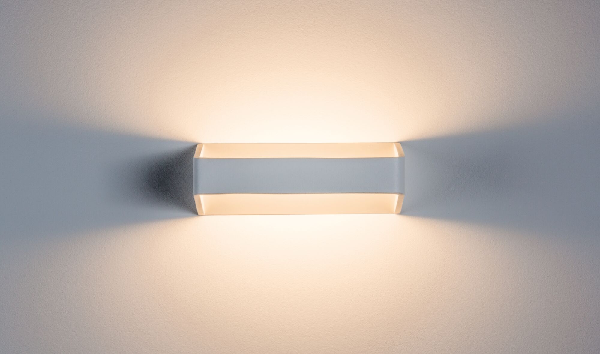 Moderner weißer LED-Wandleuchter aus Metall mit warmweißem Licht und dekorativem Lichtspiel