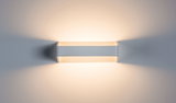Moderner weißer LED-Wandleuchter aus Metall mit warmweißem Licht und dekorativem Lichtspiel