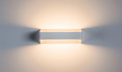 Moderner weißer LED-Wandleuchter aus Metall mit warmweißem Licht und dekorativem Lichtspiel