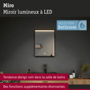 Miroir LED rectangulaire avec cadre noir et tablette dans une salle de bain moderne