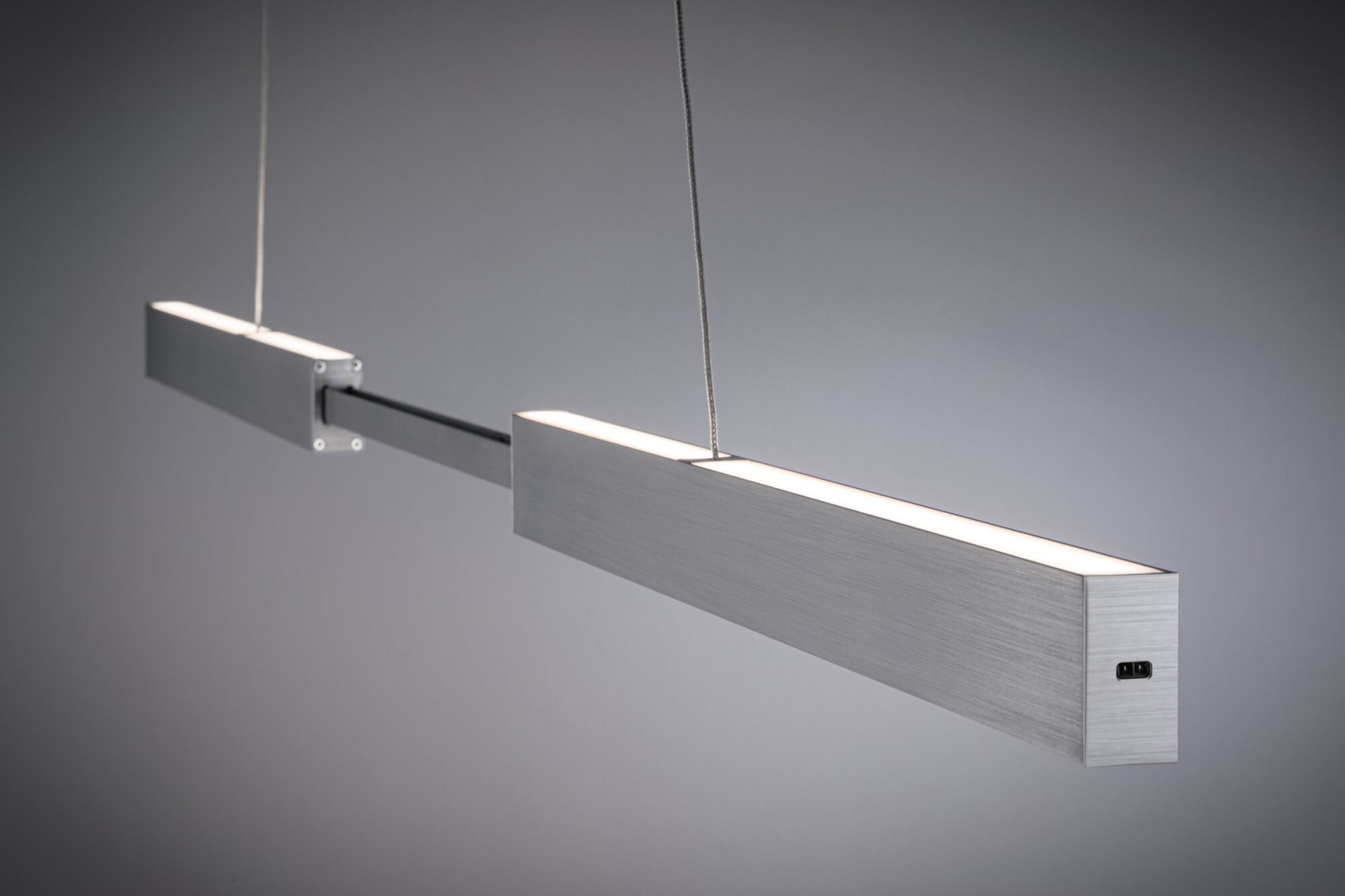 Moderner LED-Hängeleuchte aus gebürstetem Aluminium in Silber mit warmweißem Licht für Wohnräume