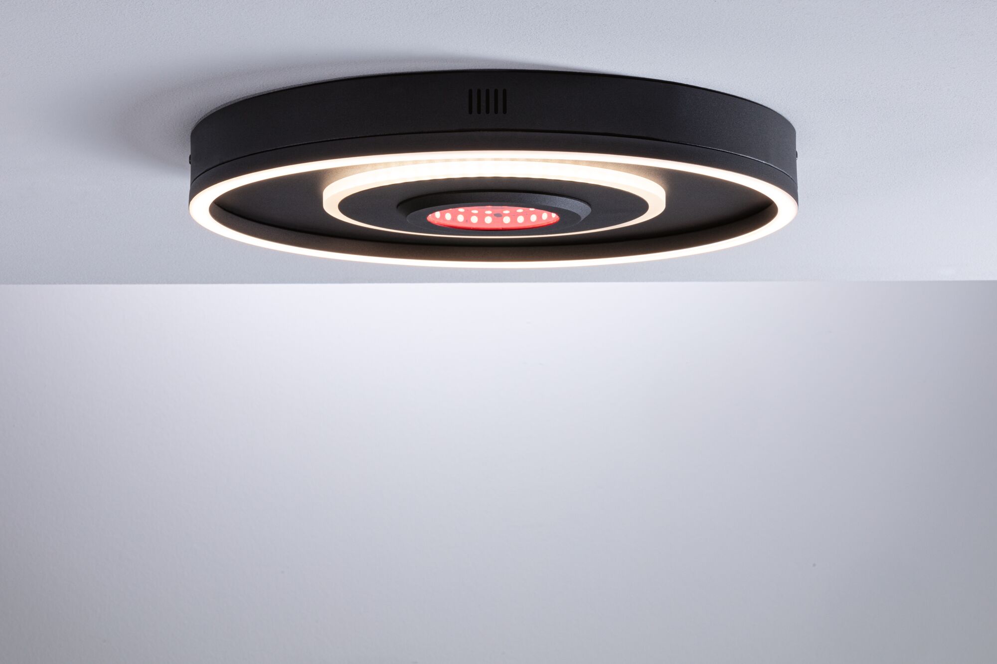 Zwarte LED-plafondlamp met warm wit licht en rode accent, modern design voor woonruimtes
