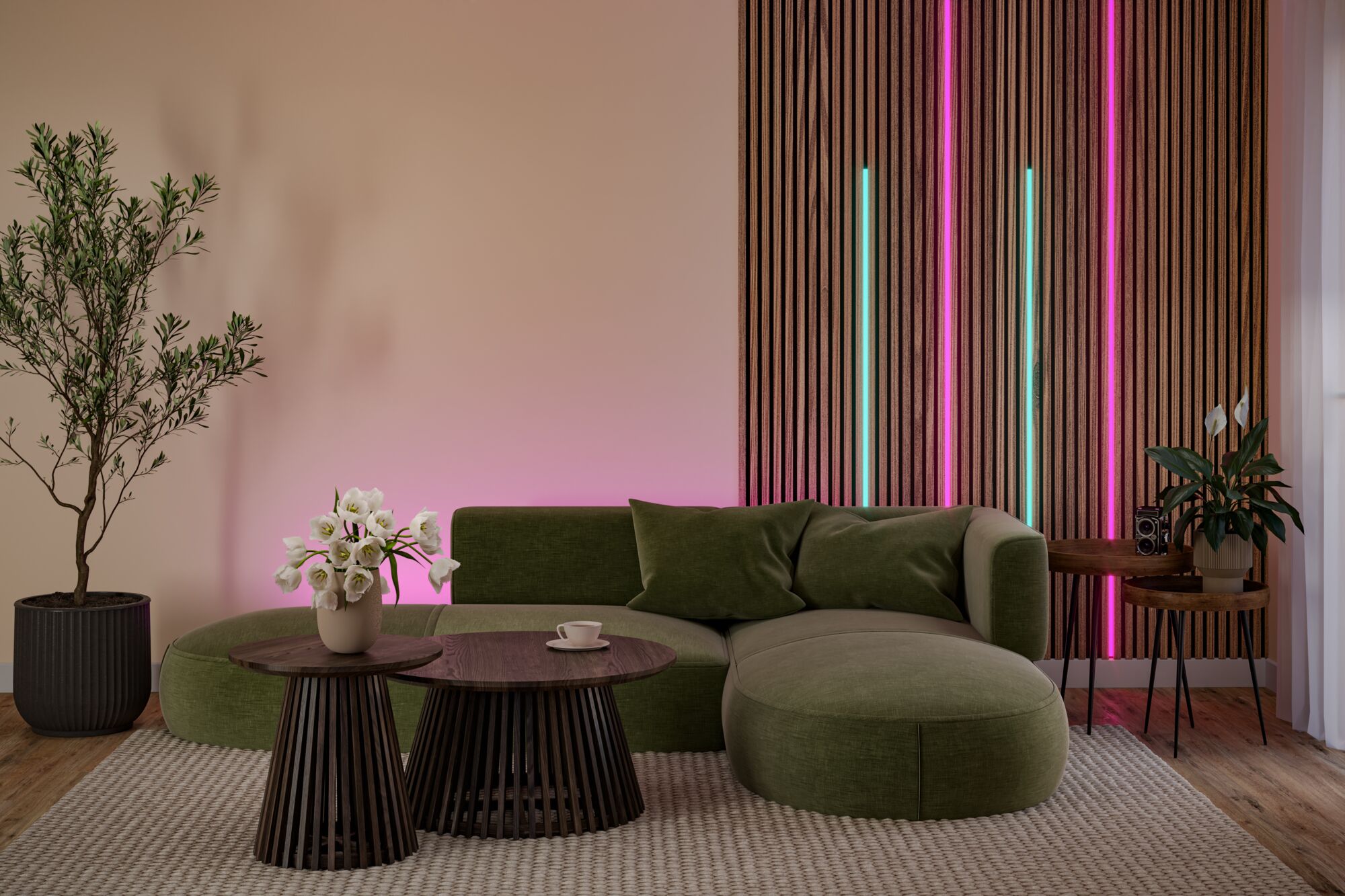 Modernes Wohnzimmer mit grünem Stoffsofa, Holz-Couchtischen und LED-Streifenbeleuchtung in Pink und Blau